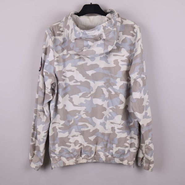 Baksidan av jacka med ljusgrått camouflageprint och huva