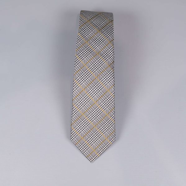 Kravatt med svartvitt rutigt och gula linjer framtill