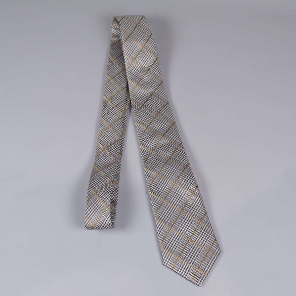 Kravatt i helfigur med rutigt mönster och gulddetaljer