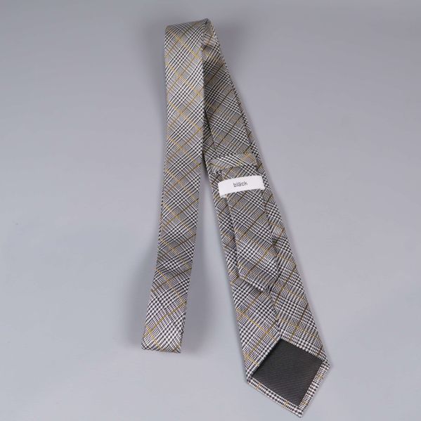 Kravattens baksida visar mönster och invikning