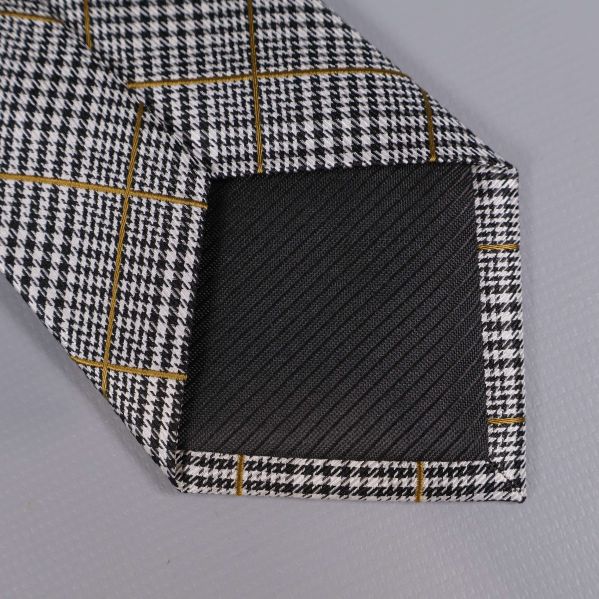 Detaljbild på kravattens nedre spets och textur