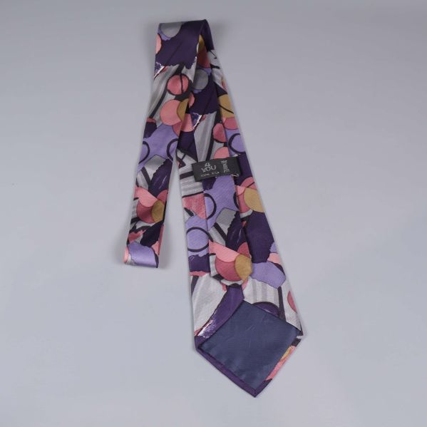 Baksida av slips med etikett och sömmar