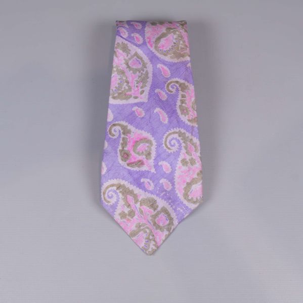Slips med stort paisleymönster i lila och rosa