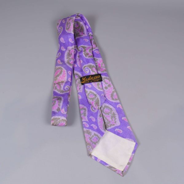 Baksidan av slips med paisleymönster och synlig etikett