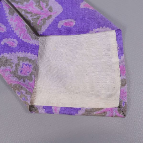 Vit förstärkning i änden på slipsens baksida