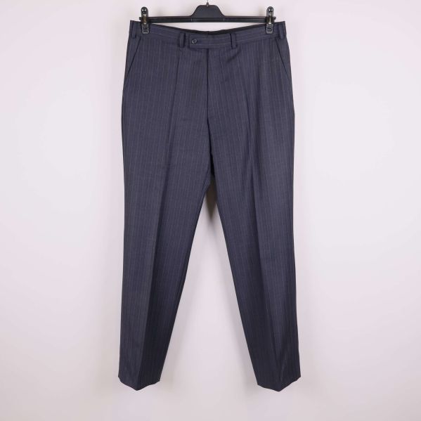 Byxor med smal kritstrecksrand framifrån på galge