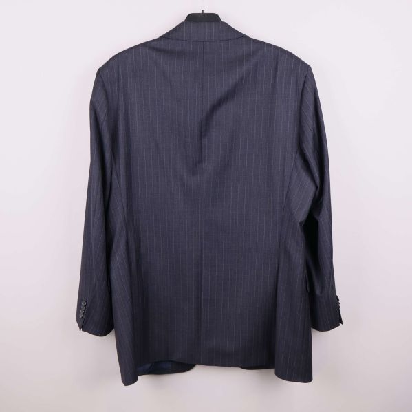 Kavajens baksida med kritstrecksrandigt tyg