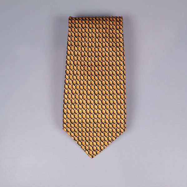 Slips i gult och brunt grafiskt mönster sedd framifrån