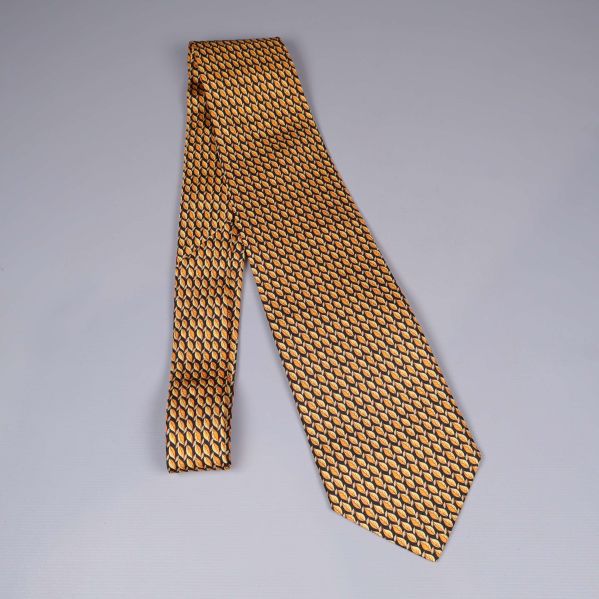 Hel slips med gulbrunt grafiskt mönster liggande plant