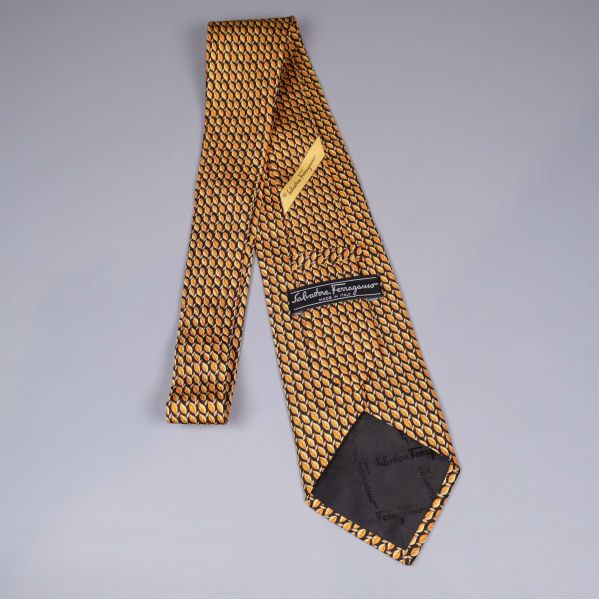 Baksidan av slipsen med etikett och svart foder