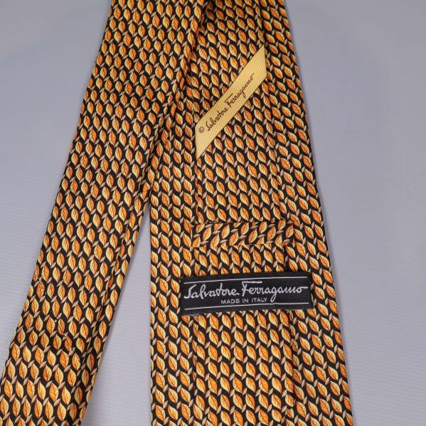 Närbild på slipsens etiketter med Salvatore Ferragamo-logga