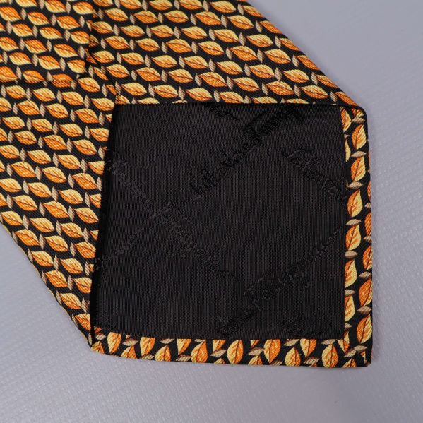 Detalj på slipsens spets och svart foder