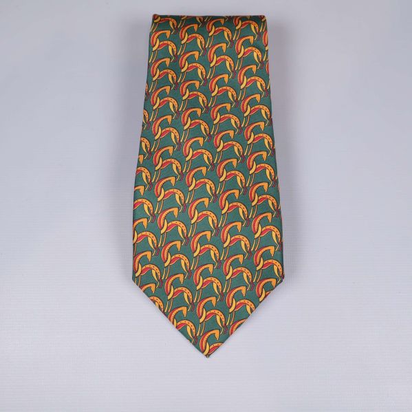 Slips i grönt med rött och gult mönster, framtill