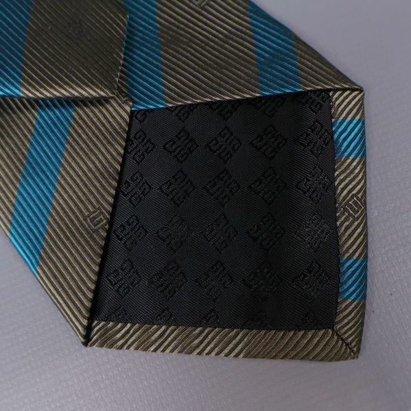 Detaljbild på slipsens spets och svart mönstrad insida