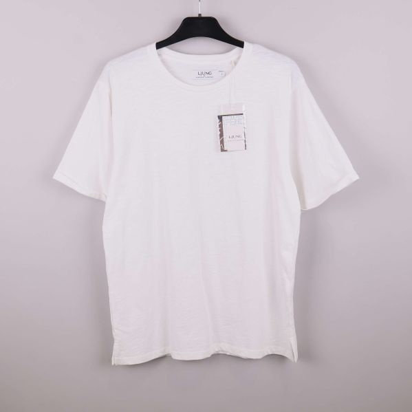 Vit t-shirt på galge med framifrånvy