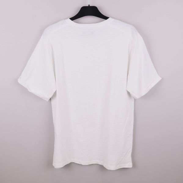 Vit t-shirt visad bakifrån på galge