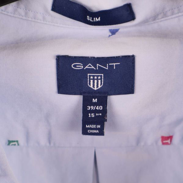 Närbild på Gant-märke och storlekslapp inuti skjortan