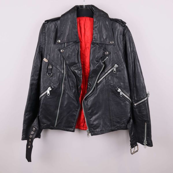 Svart skinnjacka med rödfärgat foder och flera dragkedjor framtill