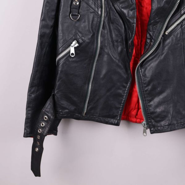 Nedre vänstra del av jackan med bälte och ficka