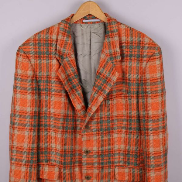 Närbild på kavajens slag och knäppning fram