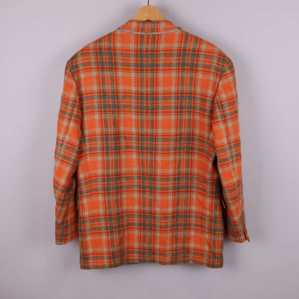 Baksida av orange och grön rutig kavaj 