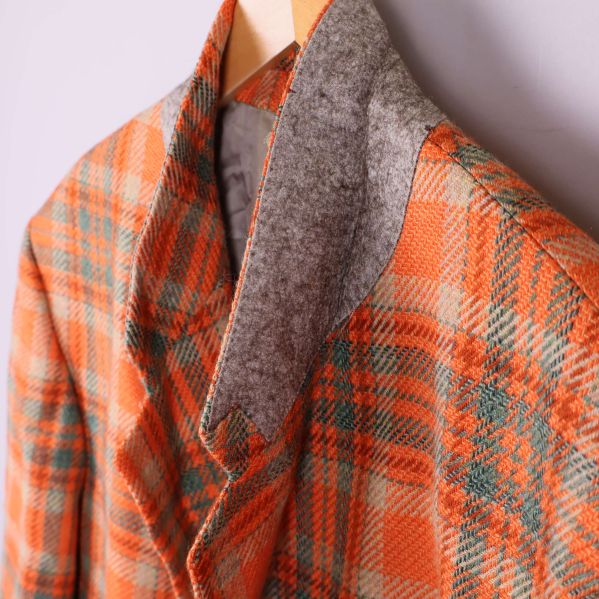 Närbild på kavajkrage och insida i kontrastmaterial