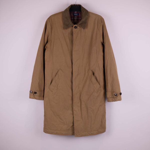 Lång beige jacka med manchesterkrage och fickor framtill