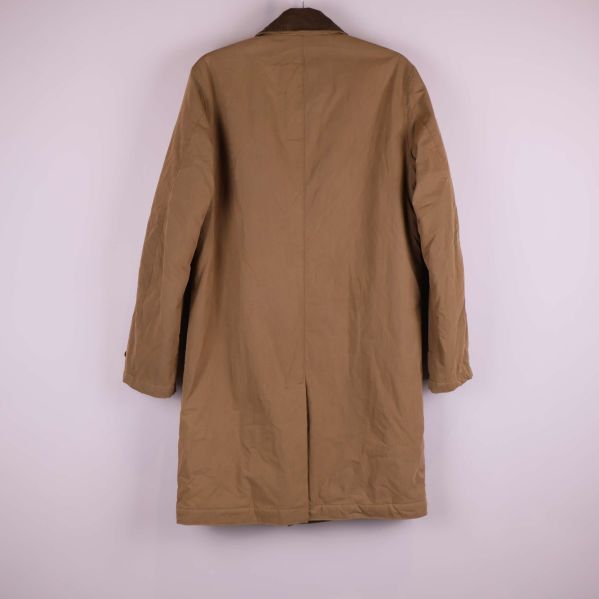 Baksidan av lång beige jacka utan synliga detaljer