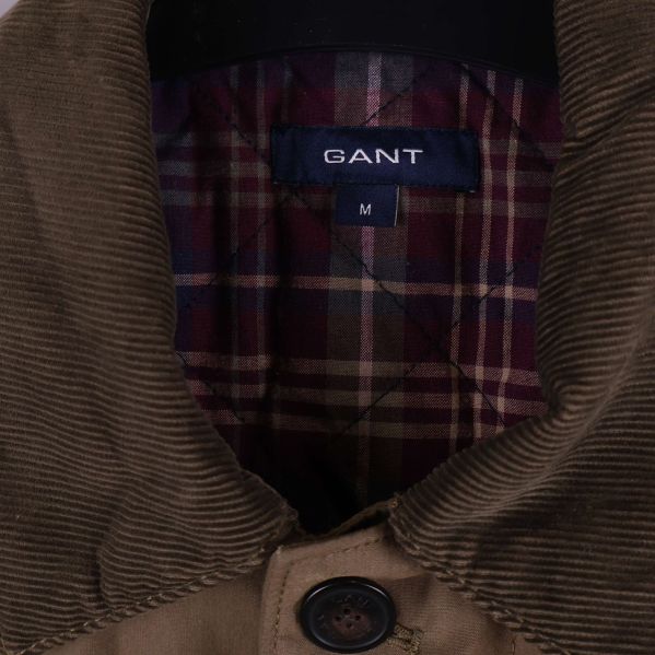 Närbild på krage i manchester och GANT-logotyp på etiketten