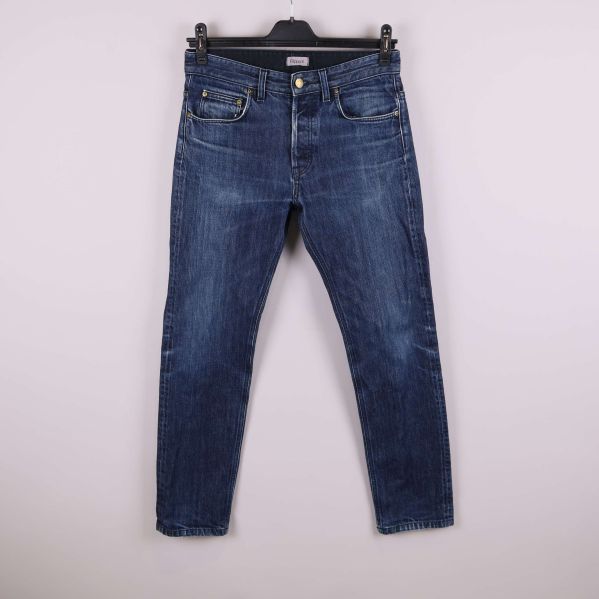 Blå jeans framifrån upphängda på galge