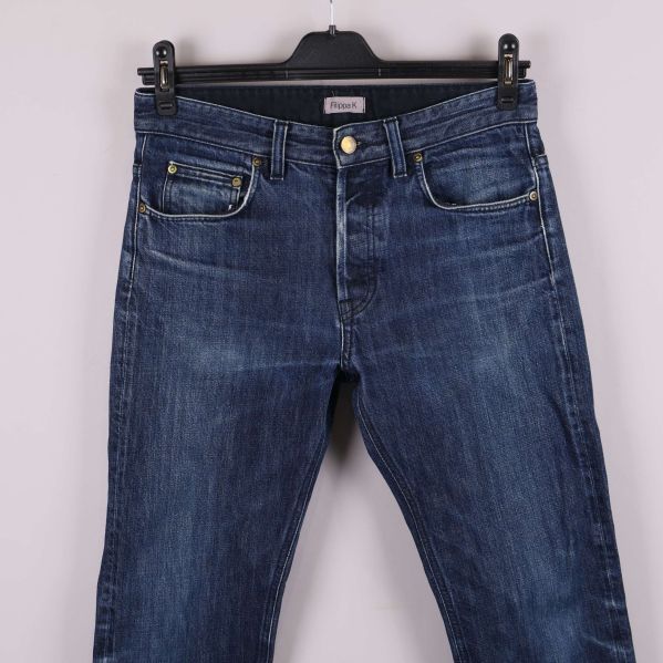 Närbild på jeansens övre del och fickor framtill