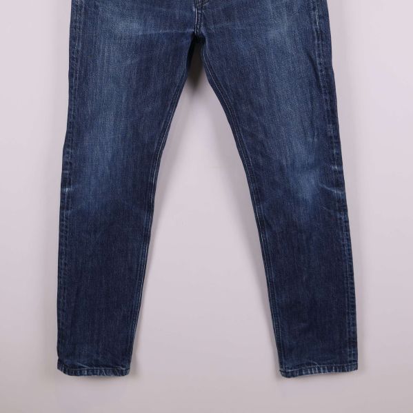 Närbild på den nedre delen av byxbenen framifrån