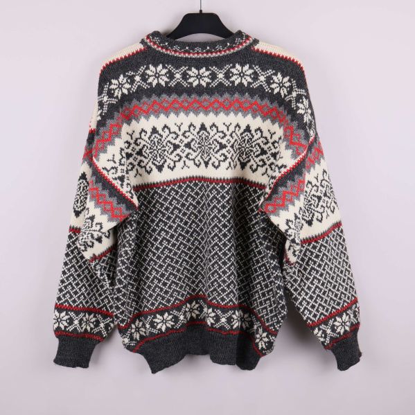 Tröjans baksida med genomgående nordiskt mönster