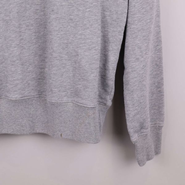 Nedre del av grå sweatshirt visar dubbel mudd