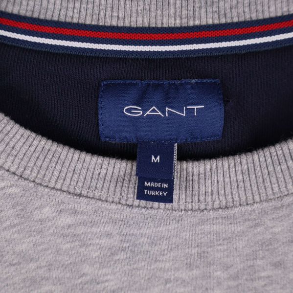 Nacketikett med GANT-logga och M-storlek