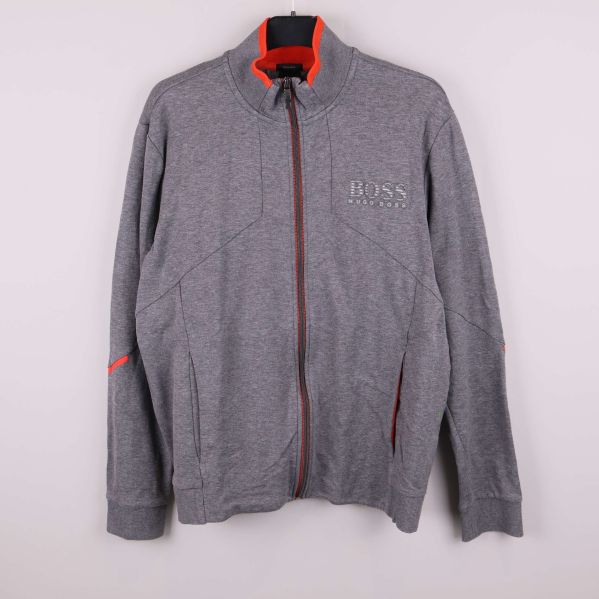 Grå ziptröja med röda detaljer framifrån