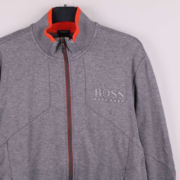 Närbild på BOSS-logga och krage med röd insida