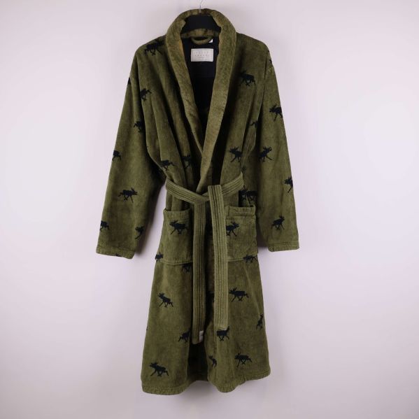 Grön morgonrock med svart älgmönster visas hängande framifrån