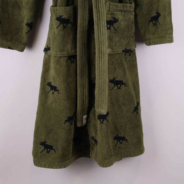 Fickor och midjebälte på morgonrock i närbild