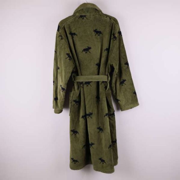 Baksida på grön morgonrock med svart älgmönster och bälte