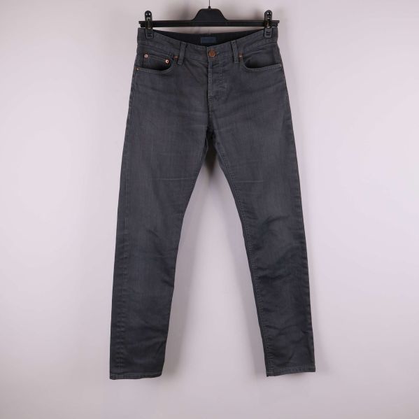 Grå raka jeans framifrån på galge