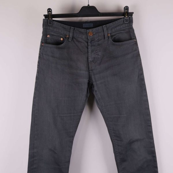 Närbild på jeansens överdel och fickor fram