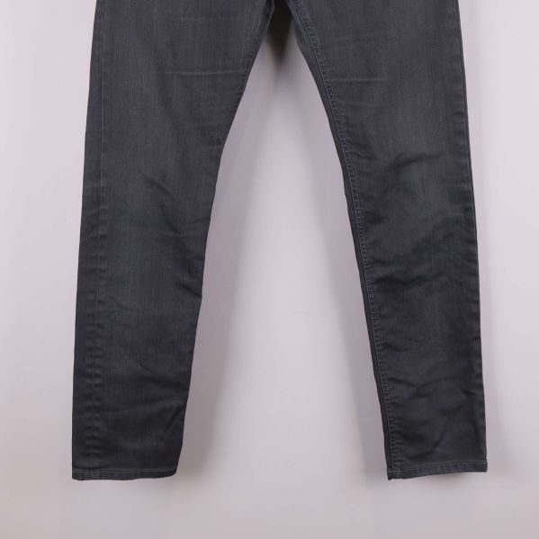 Närbild på jeansbenen nedtill