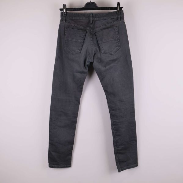 Grå jeans bakifrån med fickor