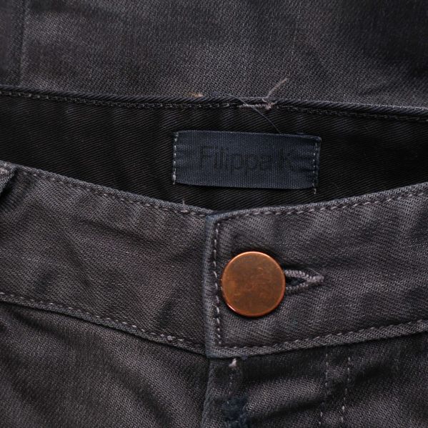 Närbild på knapp och Filippa K etikett