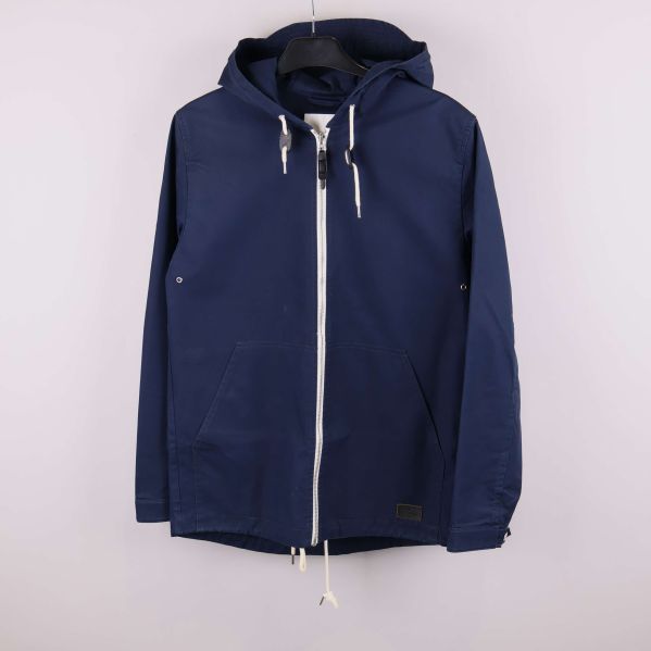 Marinblå jacka med vit dragkedja och huva på galge