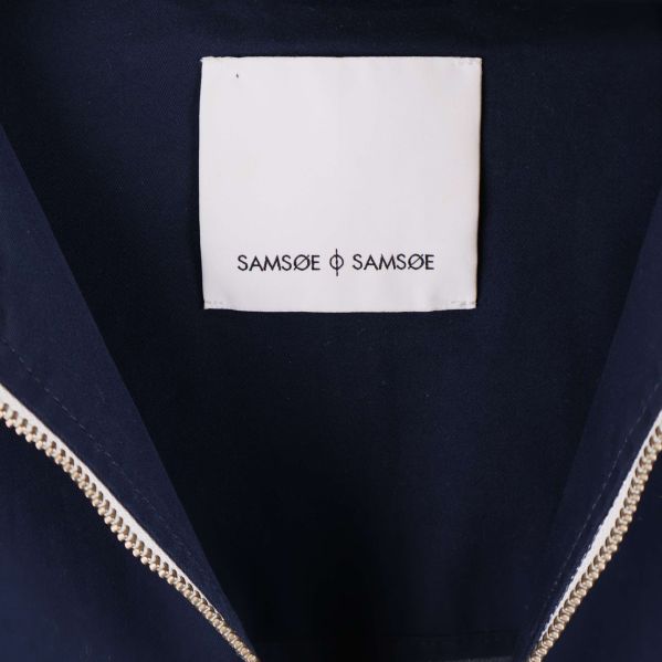 Närbild på Samsøe Samsøe etikett i jackans krage