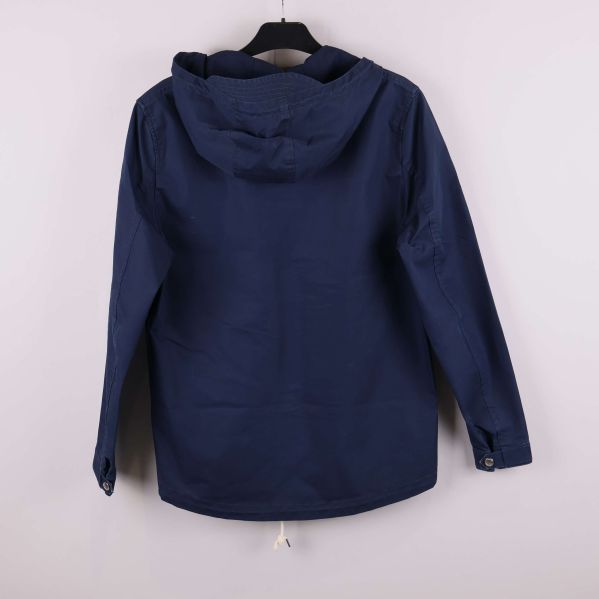 Jackans baksida visas med lång ärm och huva