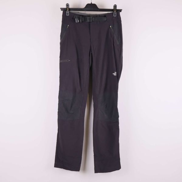 Mörka byxor med fickor och bälte på galge