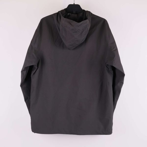 Svart jacka med huva sedd bakifrån